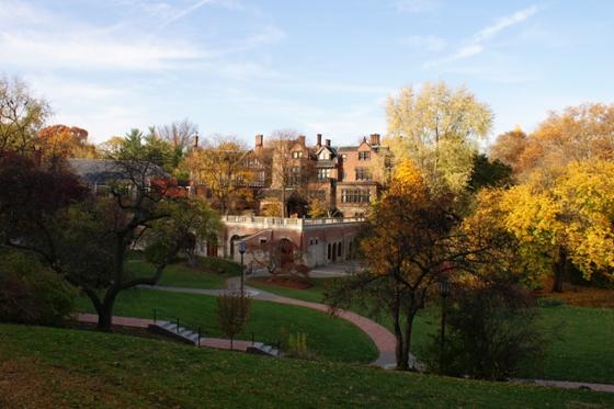 Rolling grassy hills, historic red brick buildings, 五颜六色的秋树装饰着波胆网站位于匹兹堡的足球波胆平台. 